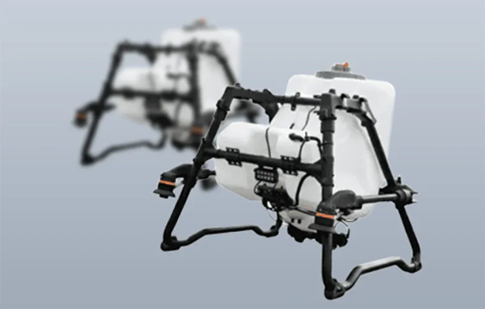 Dwa systemy oprysku do drona DJI Agras T100 na szarym tle