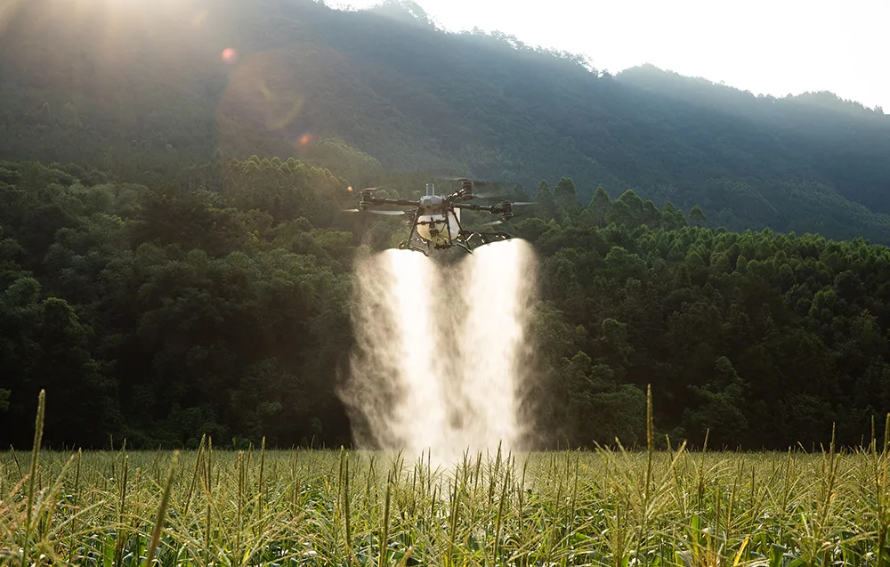 Dron rolniczy podczas oprysku pola