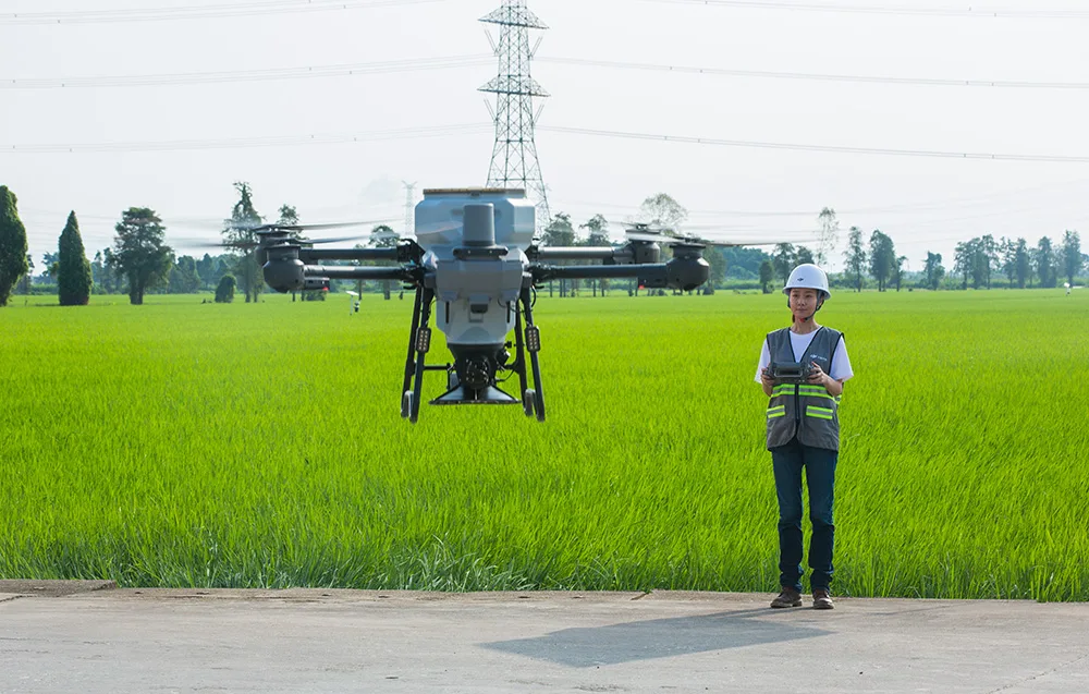 Operator w kasku sterujący dronem rolniczym