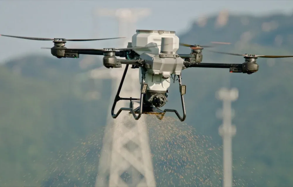 Dron DJI Agras T25P rozsiewający granulat