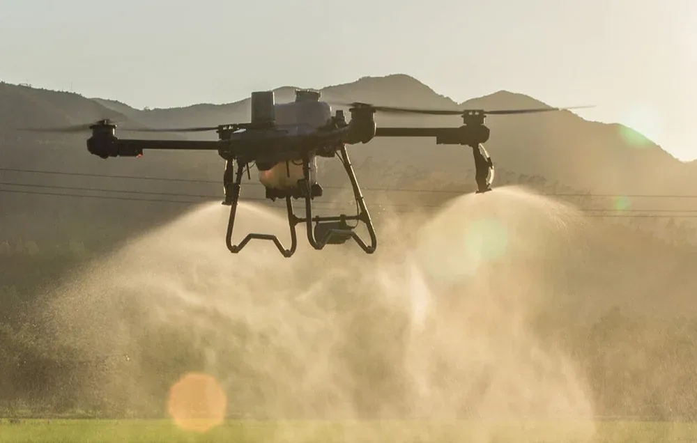 Dron rolniczy podczas oprysku pola