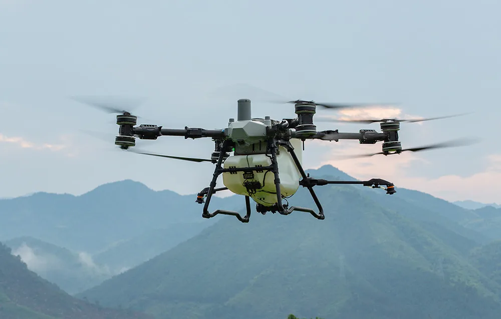 Dron rolniczy w locie na tle gór