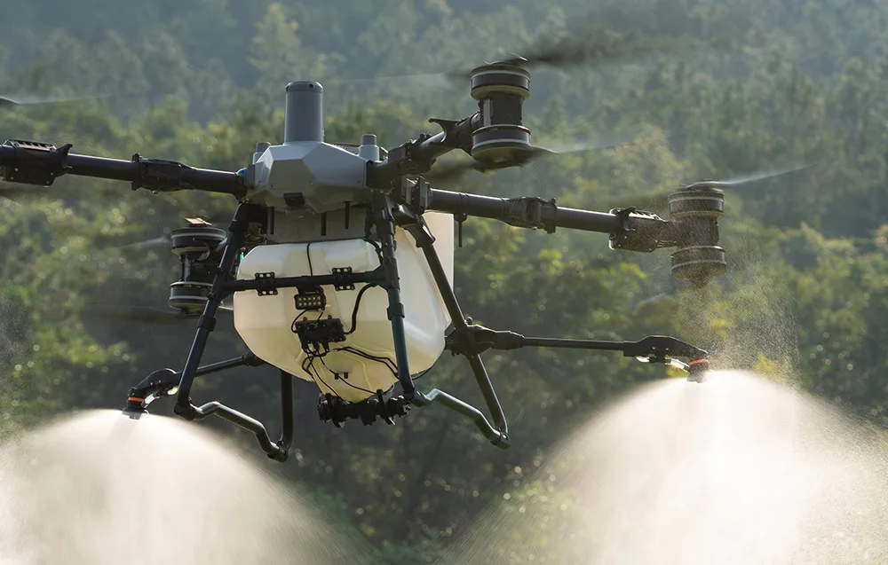 Dron DJI Agras T100 podczas oprysku
