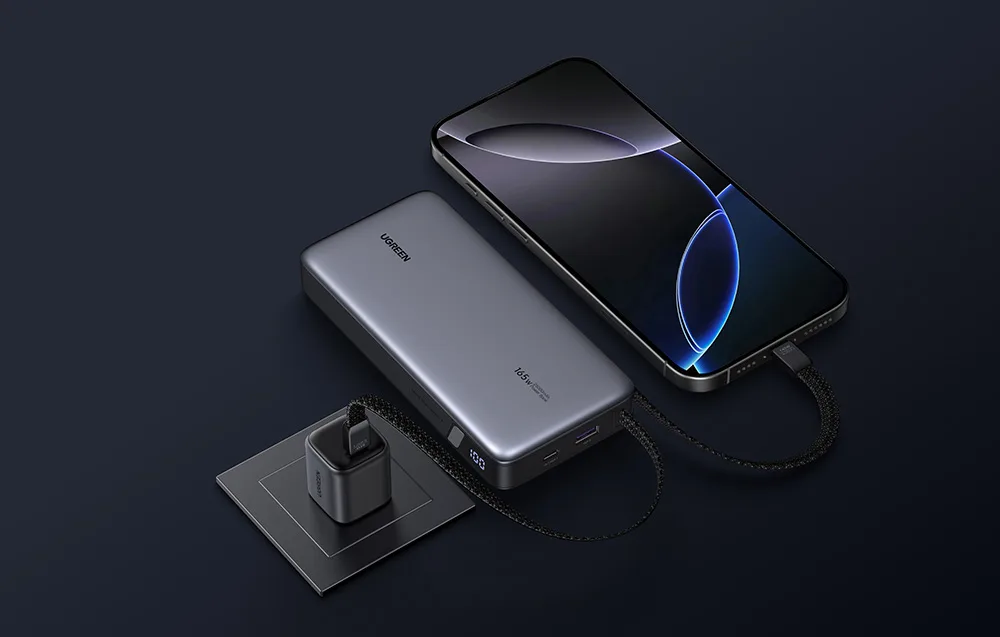 Powerbank Ugreen podłączony do gniazda zasilania i smartfona na czarnym tle
