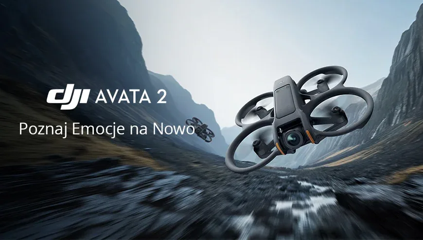 Dwa drony DJI Avata 2 lecą przez górski wąwóz z napisem DJI AVATA 2 Poznaj Emocje na Now” po lewej stronie
