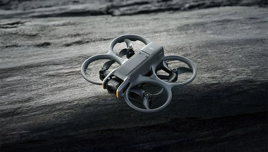 Dron DJI Avata 2 spoczywa na powierzchni