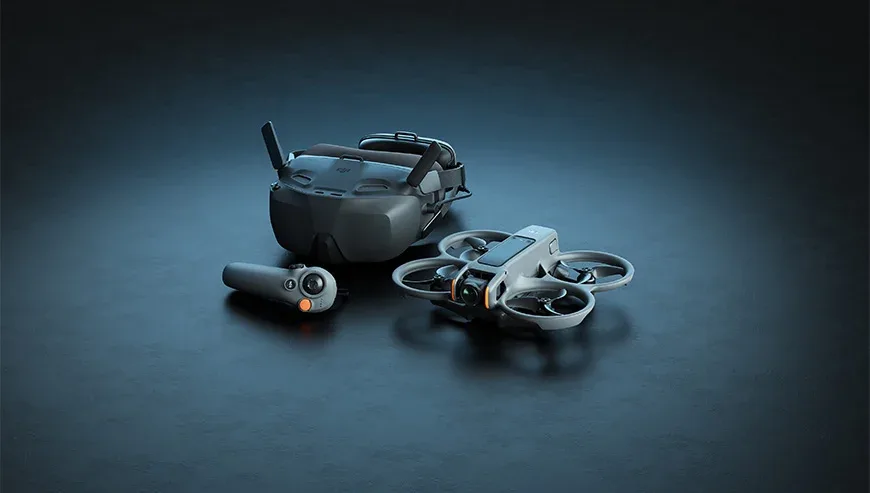 Zestaw DJI Avata 2 złożony z drona, gogli i kontrolera na ciemnym tle