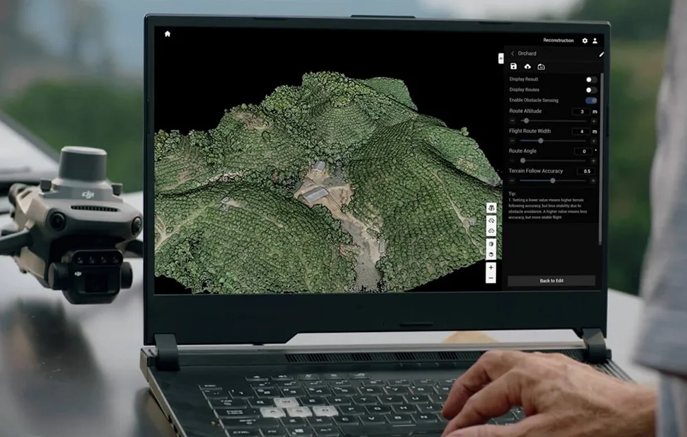 otwarty laptop z włączonym oprogramowaniem do tworzenia modeli 3D, za nim ustawiony dron