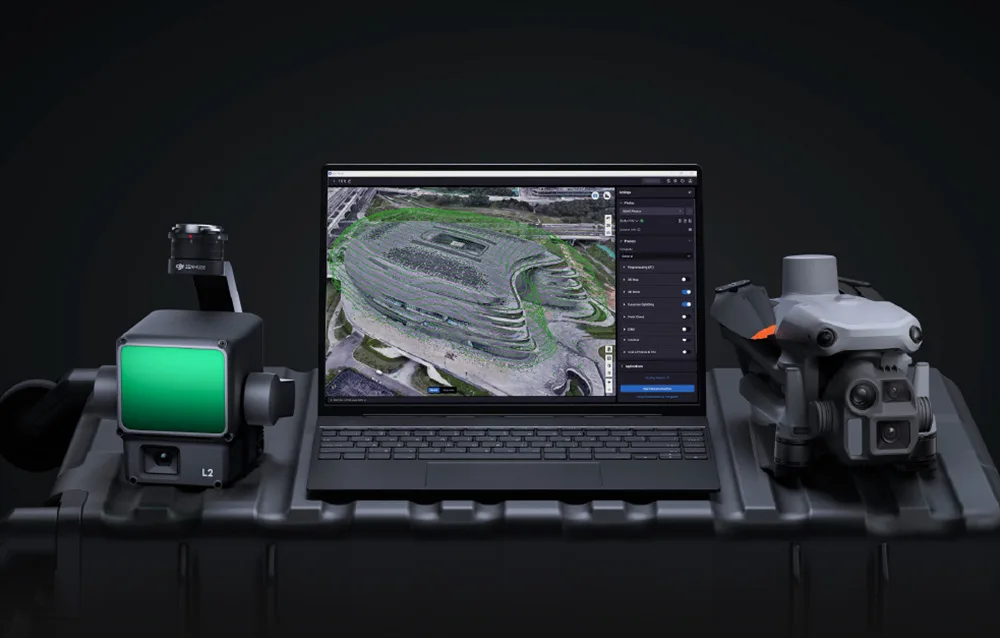 kamera do dronów, laptop z włączonym programem do rekonstrukcji 3D i dron na ciemnym tle