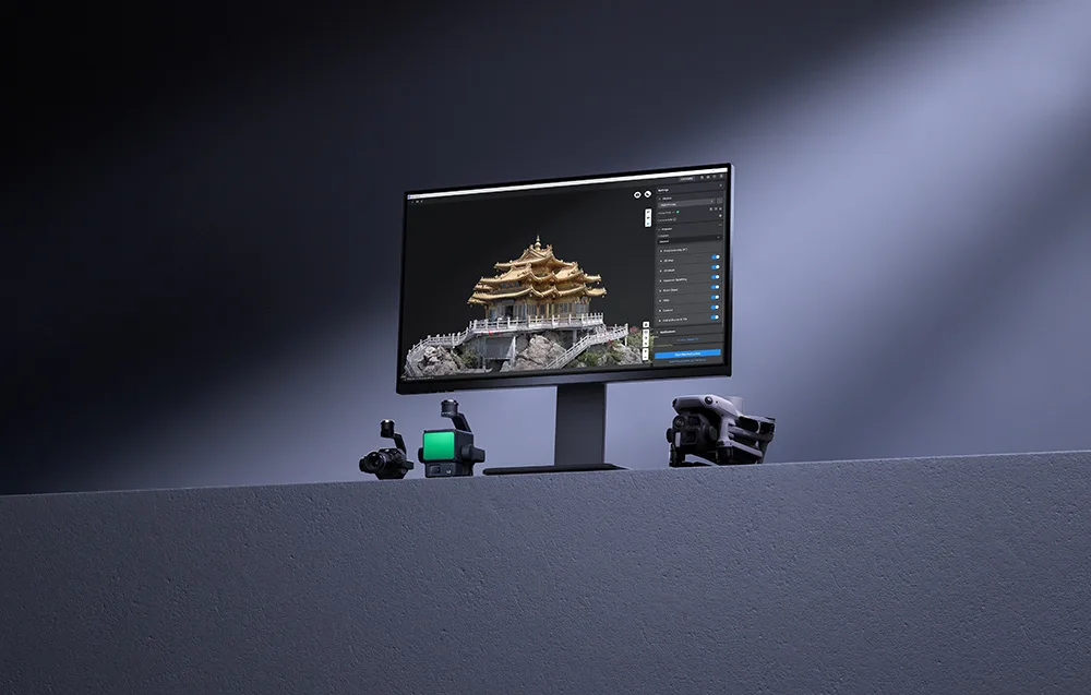 monitor z wyświetlonym programem do edycji modeli 3D, dron i dwie kamery do dronów na ciemnym tle