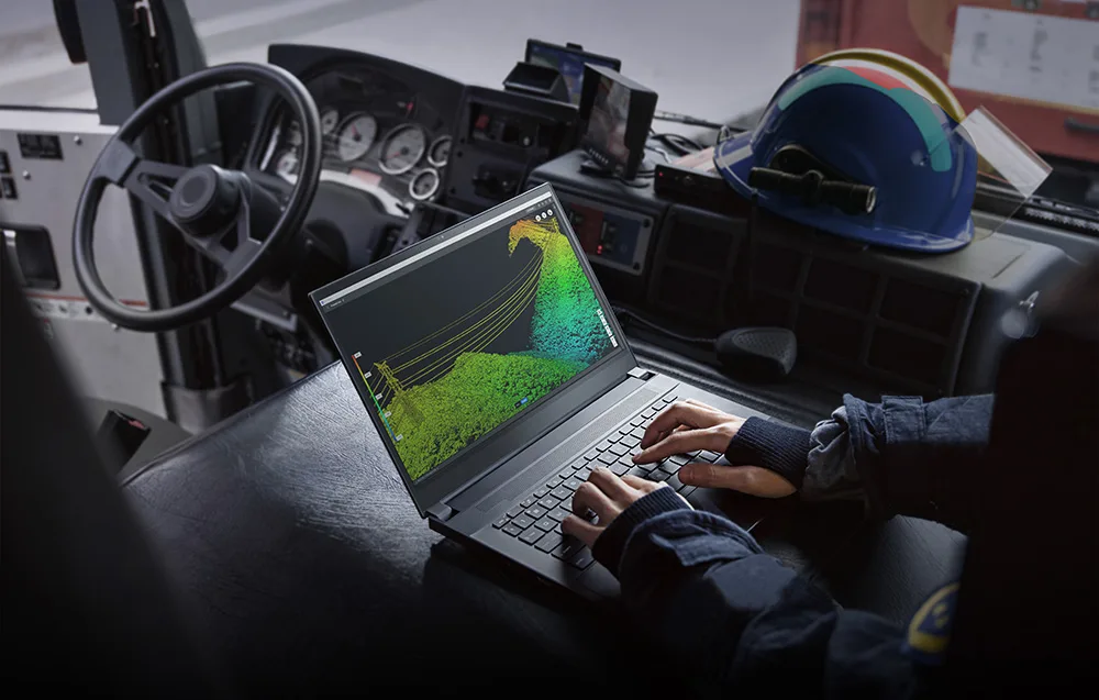 osoba w samochodzie pracująca na laptopie z oprogramowaniem do tworzenia modeli 3D