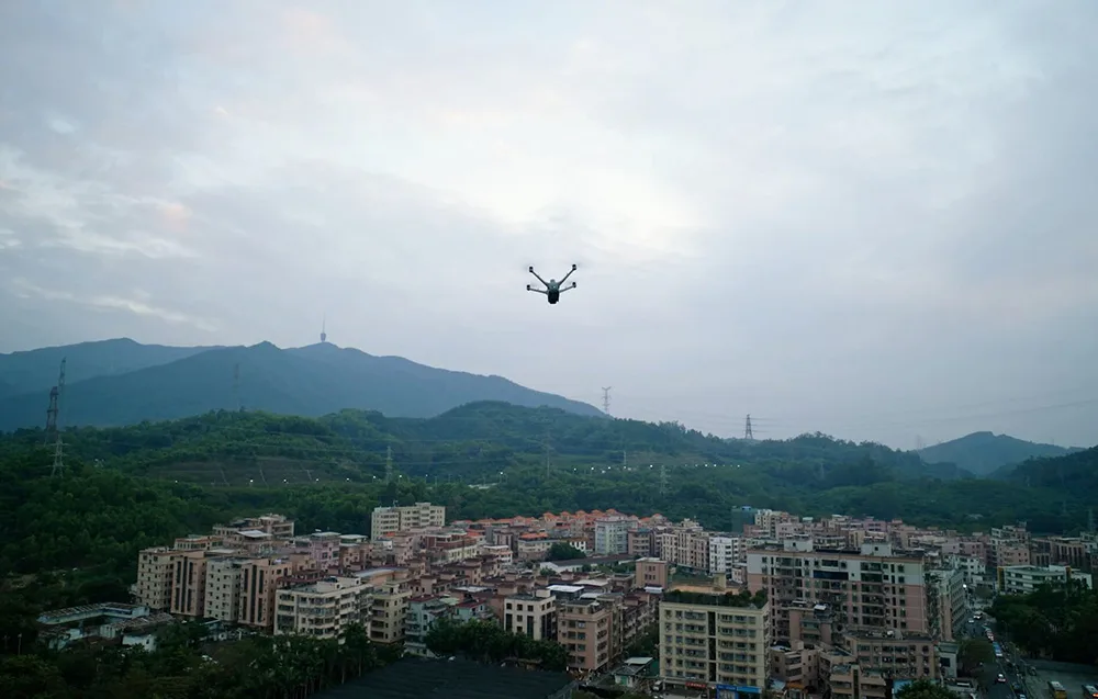 dron lecący nad miastem