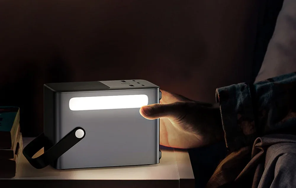 UGREEN PB770 power bank with digital display and flashlight