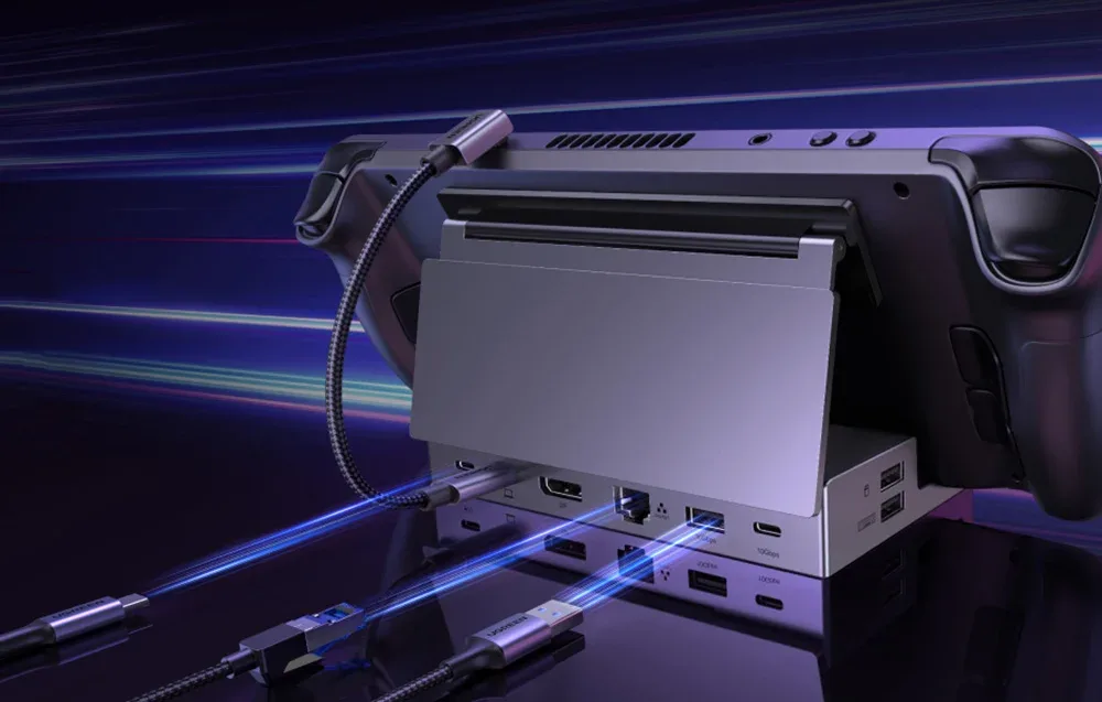 Крупний план адаптера Ugreen CM800 з підключеними кабелями