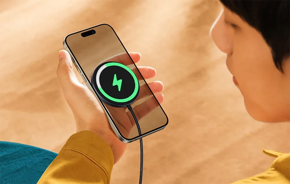 UGREEN W703 magnetic wireless charger with 1.5 m USB-C cable