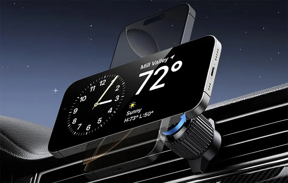 UGREEN W708 15W magnetic wireless charging in use