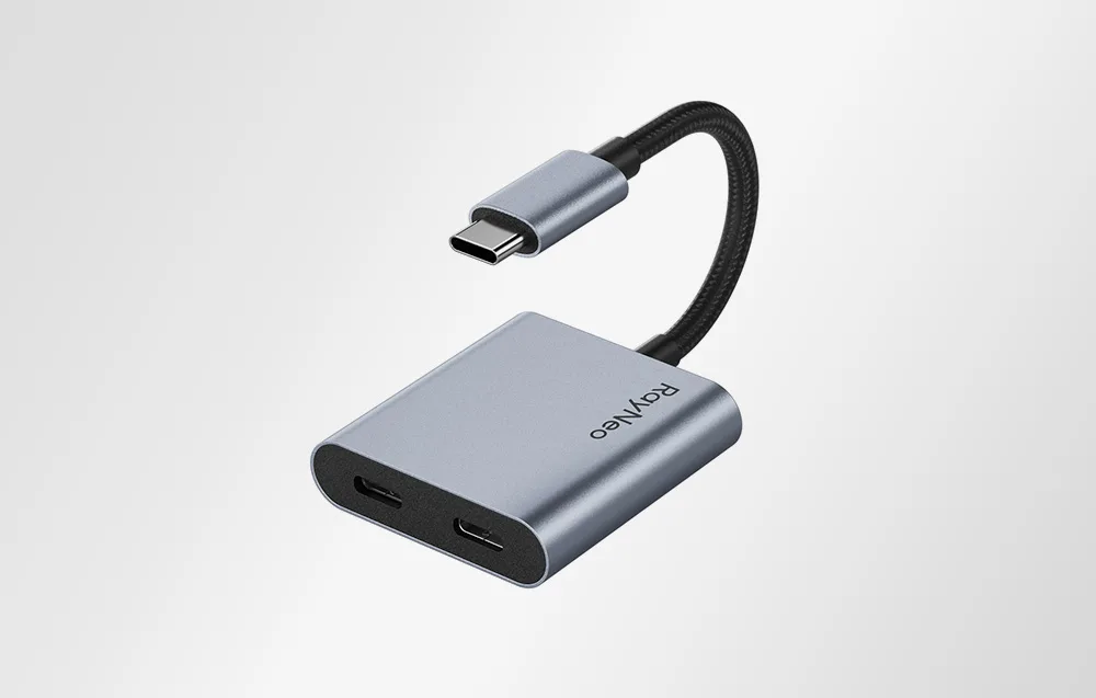 Adapter RayNeo USB-C z dwoma portami, pokazany na jasnym tle w lekkim zbliżeniu.