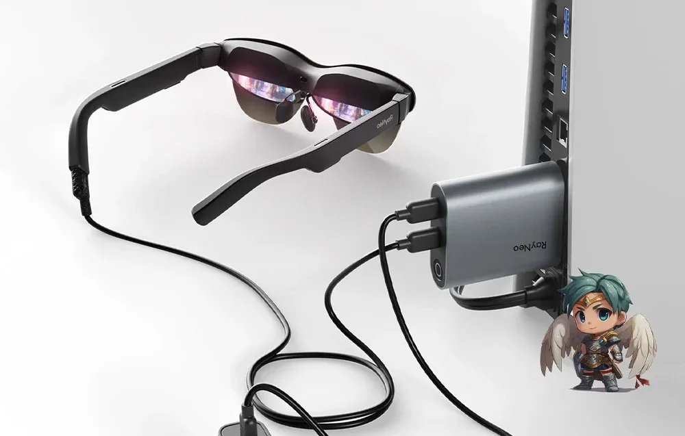 Okulary AR RayNeo podłączone do komputera stacjonarnego przez adapter HDMI RayNeo, z wyświetlaną postacią z gry.