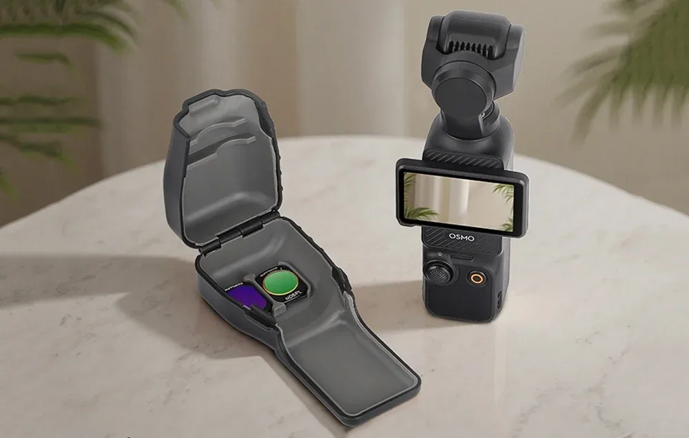 image38.jpg: Kamera DJI Pocket z lusterkiem na ekranie obok otwartego etui z dwoma kolorowymi filtrami ND/PL