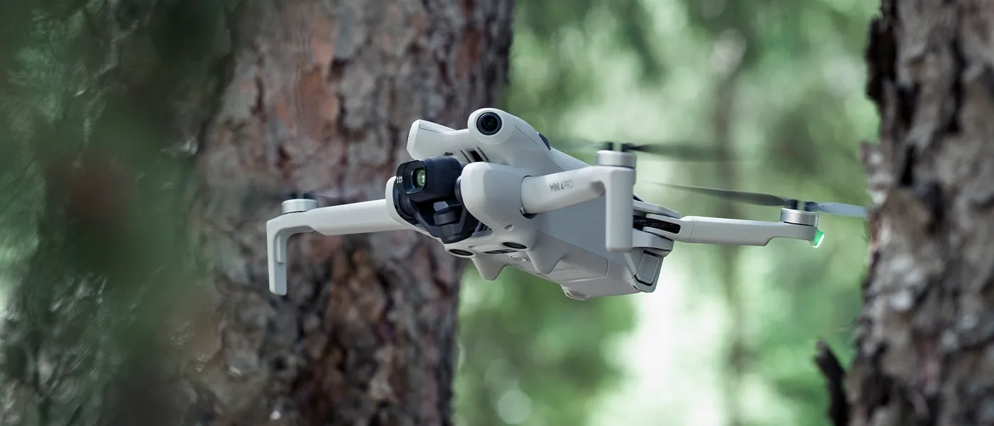 DJI Mini 4 lifestyle drzewa