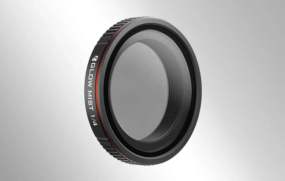 Filtr fotograficzny Freewell Glow Mist 1/4 w czarnej oprawce, widoczny pod kątem.