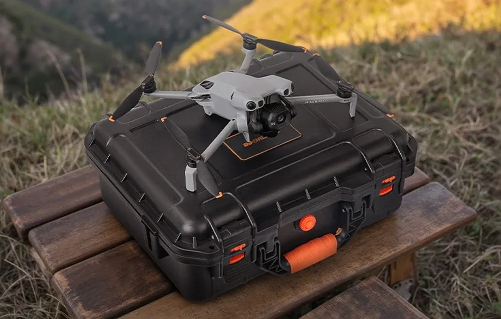 Захисний кейс Sunnylife для DJI Mini 5 Pro з дроном зверху на лавці на траві