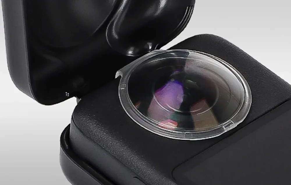 Крупний план об’єктива камери DJI Osmo 360 у захисному чохлі