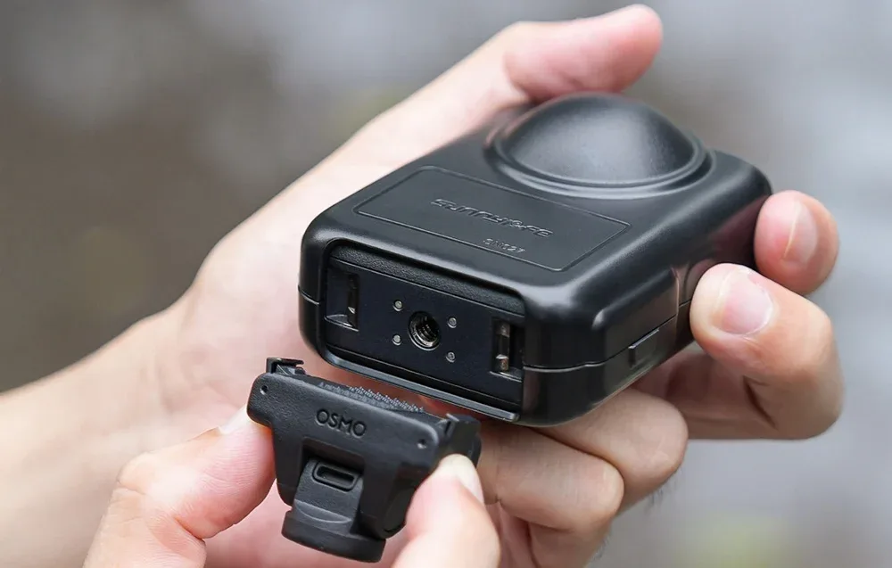 Камера DJI Osmo 360 у чохлі Sunnylife та встановлення кріплення