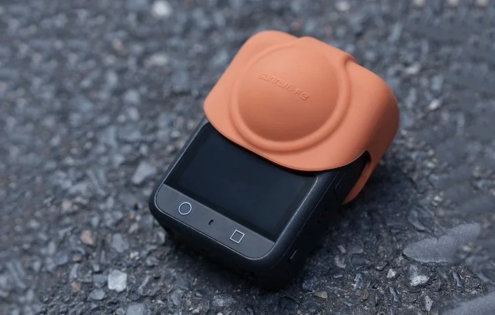 Спортивна камера DJI Osmo 360 з помаранчевим силіконовим захистом