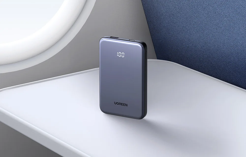 Szary powerbank Ugreen na białym stoliku