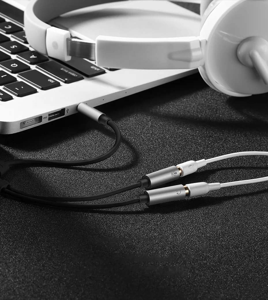 UGREEN AV141 headphone and microphone splitter in everyday use
