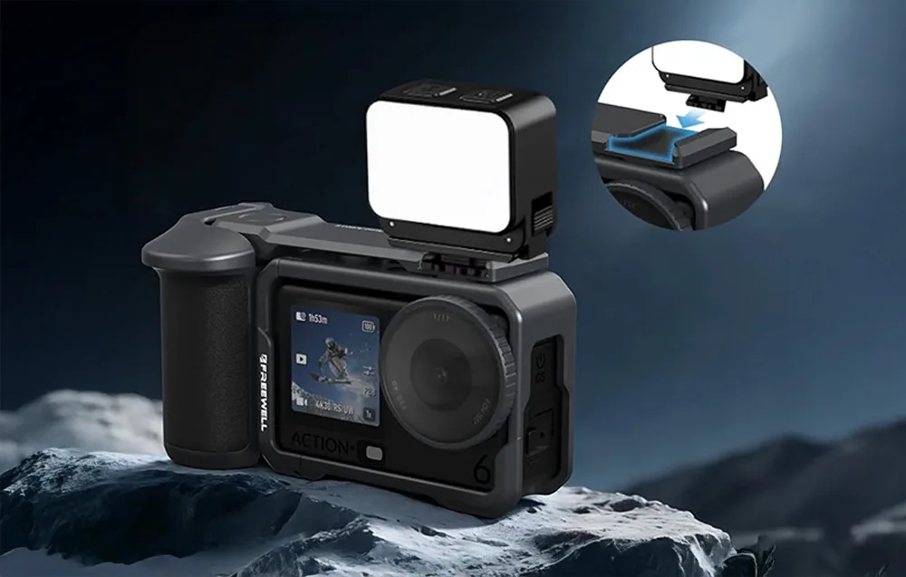 Kamera DJI Osmo Action w pełnym zestawie Freewell z zamontowanym dodatkowym modułem oświetleniowym LED na górze