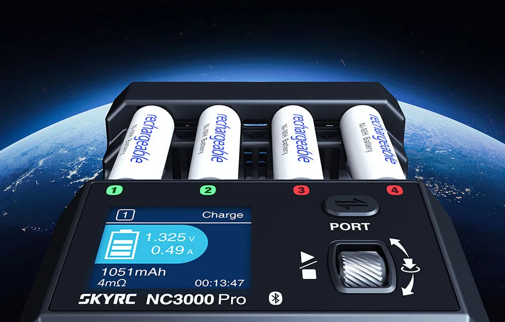 Zbliżenie na wyświetlacz i pokrętło sterujące ładowarki SkyRC NC3000 Pro.