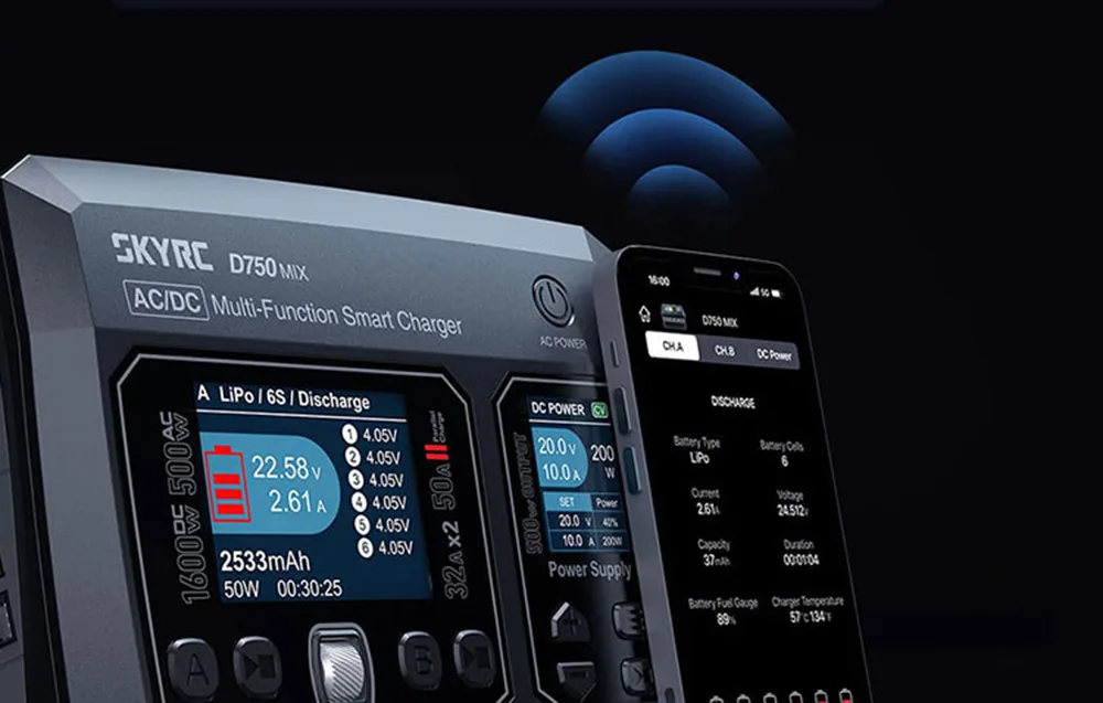 Ładowarka SKYRC D750 MIX obok smartfona z aplikacją monitorującą parametry ładowania przez połączenie bezprzewodowe.