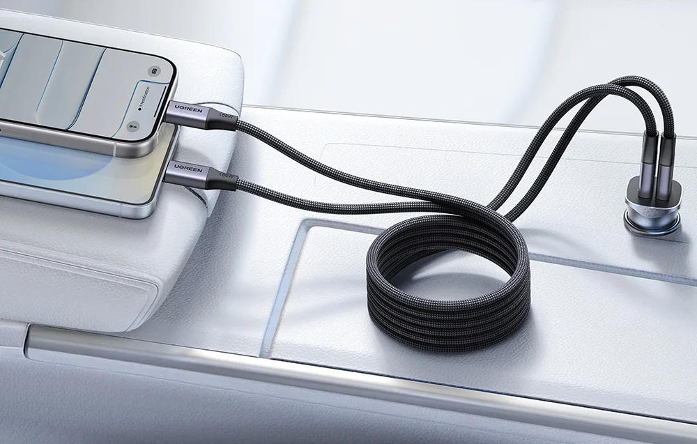 zwinięty kabel Ugreen podłączony do smartfona