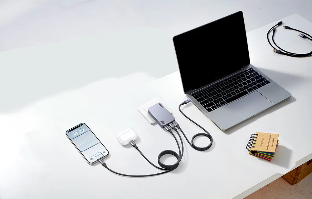 laptop, powerbank, kable Ugreen, słuchawki bezprzewodowe, smartfon