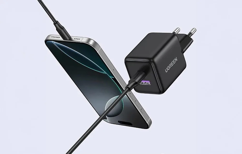 Ugreen X516 wall charger connected to a smartphone