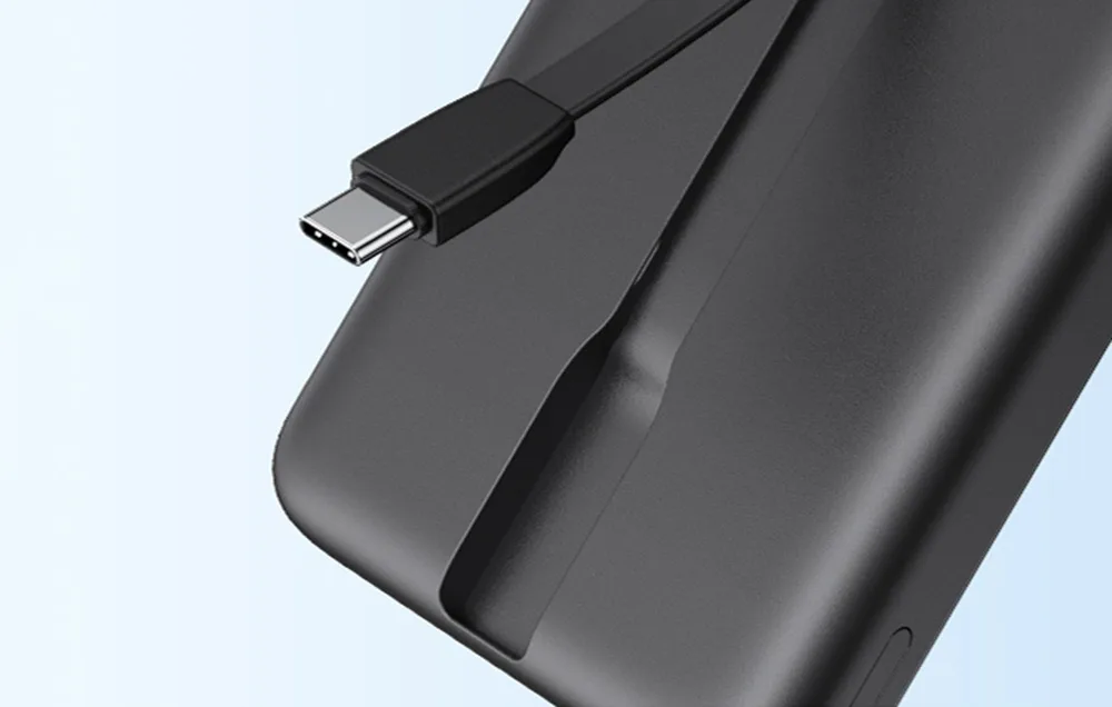 Zbliżenie na wbudowany kabel USB-C chowany w obudowie powerbanku.