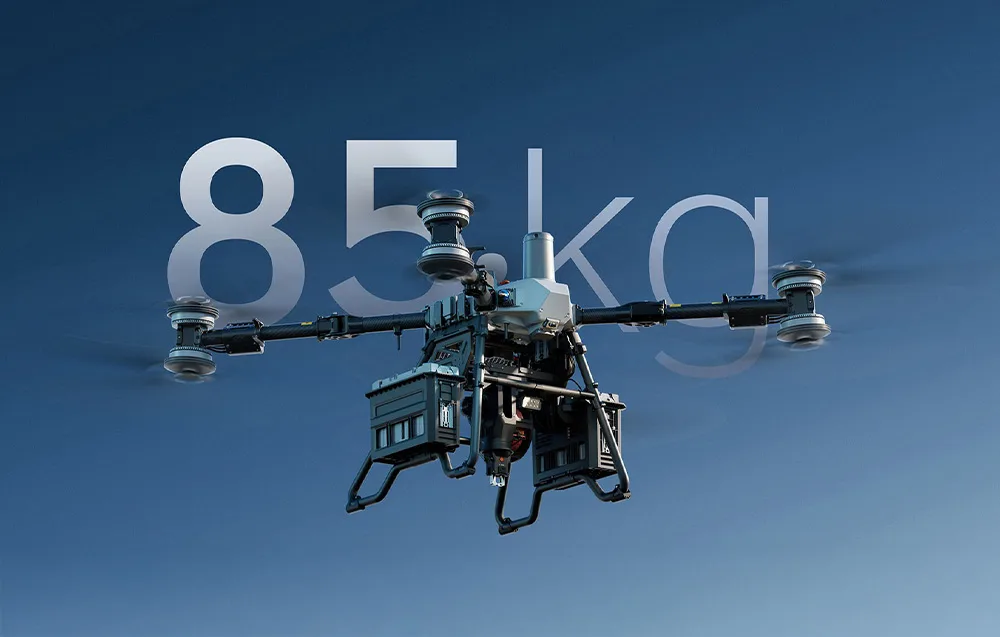 Dron transportowy w locie z napisem 85 kg wskazującym maksymalny udźwig
