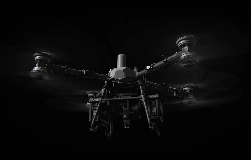 Sześciowirnikowy dron transportowy z kamerą lecący na czarnym tle