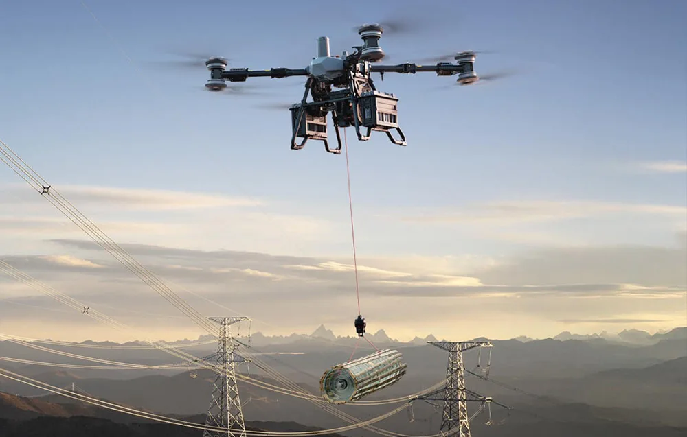 Dron transportowy lecący nad liniami wysokiego napięcia, przenoszący na lince duży element konstrukcyjny