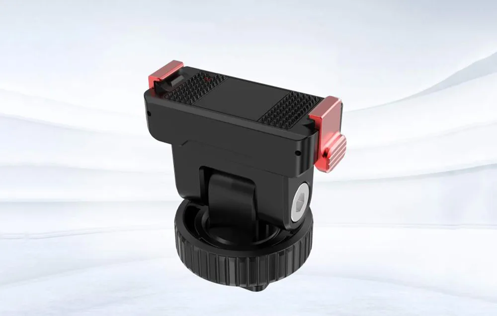 Adapter Puluz stojący na jasnoniebieskim tle