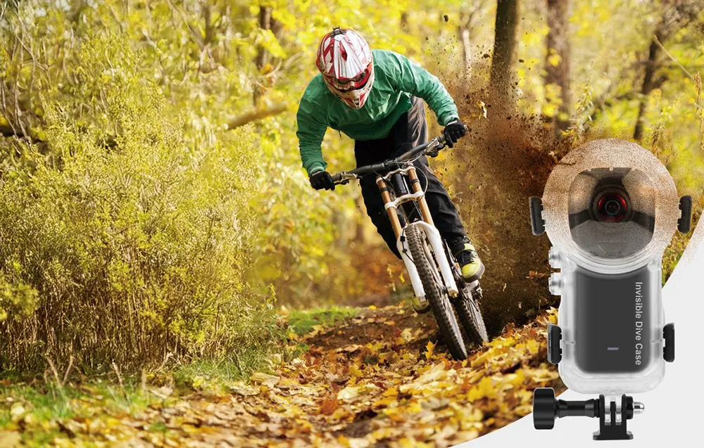 Rowerzysta jedzie przez drogę pełną liści, po prawej stronie stoi obudowa Puluz