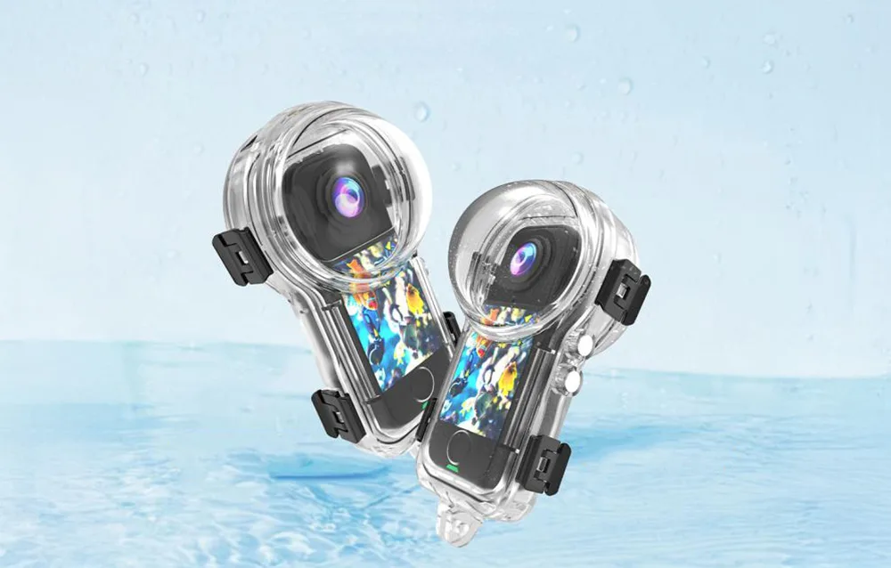 Dwa modele obudowy Puluz z kamerami Insta360 unoszące się nad wodą