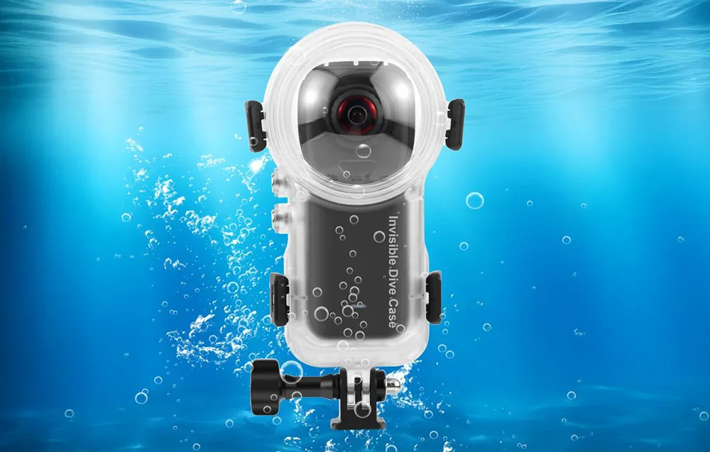 Obudowa do nurkowania Puluz z zamontowaną kamerą Insta360 znajdująca się pod wodą