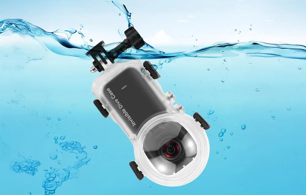 Wodoodporna obudowa Puluz z kamerą Insta360 częściowo zanurzona w wodzie