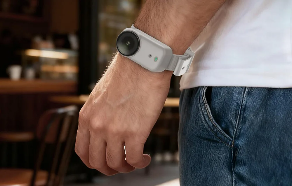 Mężczyzna z kamerą DJi Osmo Nano zamontowaną na nadgarstku za pomocą silikonowego paska