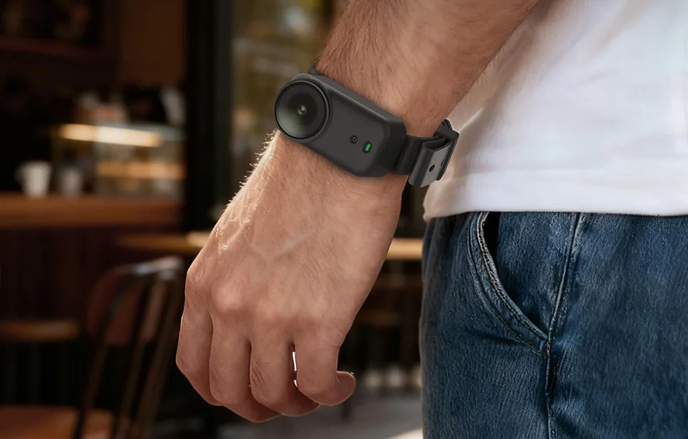 Чоловік із камерою DJI Osmo Nano, закріпленою на зап’ясті за допомогою силіконового ремінця