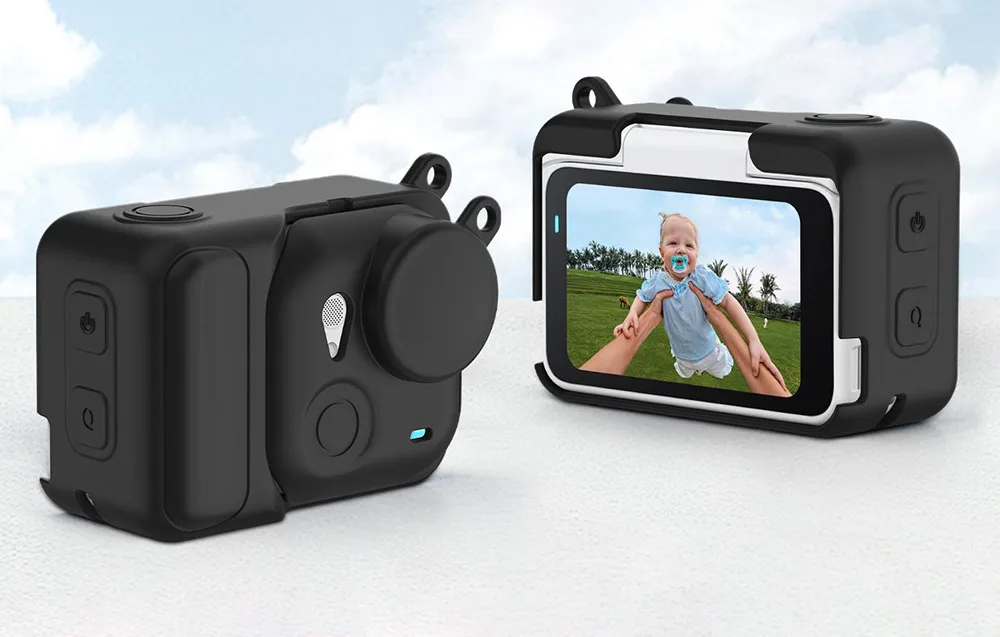 Dwie kamery Insta360 Go Ultra w czarnych silikonowych etui na jasnym tle