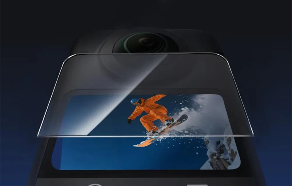 Kamera 360 stopni z obrazem snowboardzisty na ekranie i szkłem hartowanym
